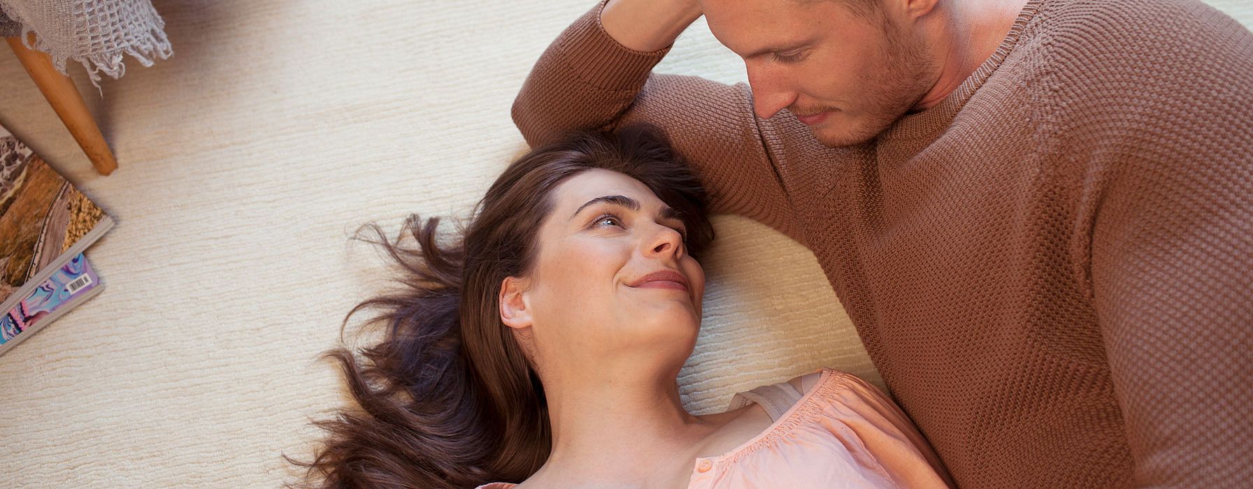 Pareja de hombre y mujer mirándose a los ojos