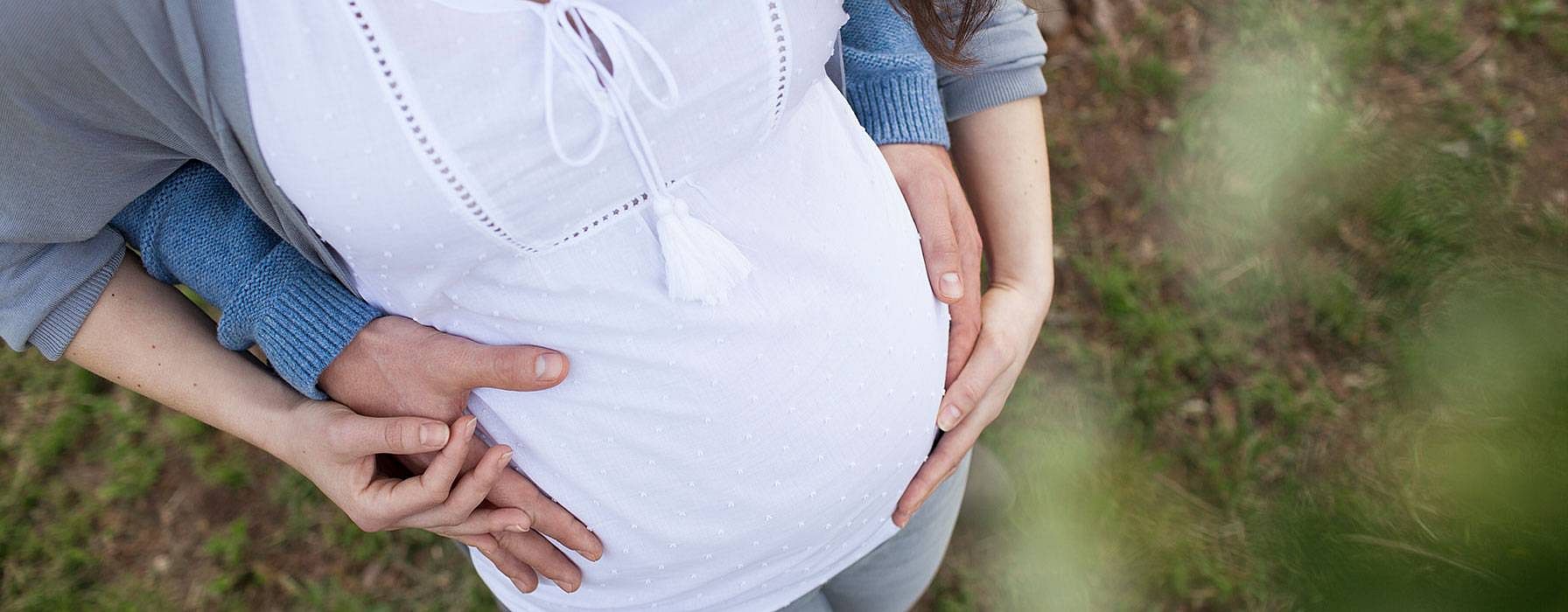 mujer embarazada mirandose la tripa