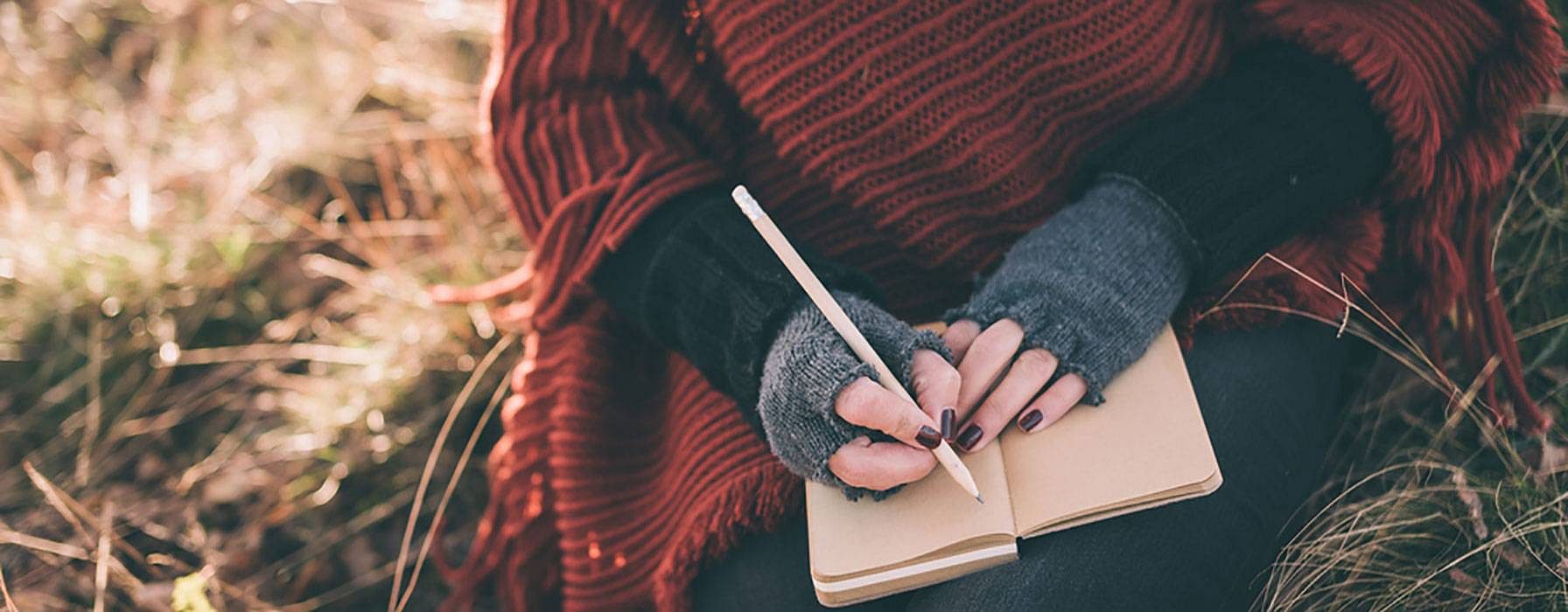 mujer embarazada escribiendo