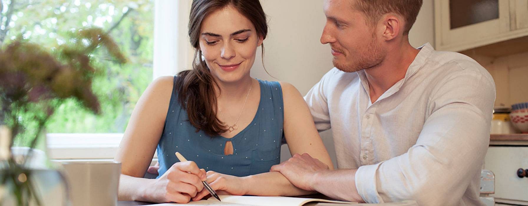 pareja empieza nueva vida con embarazo