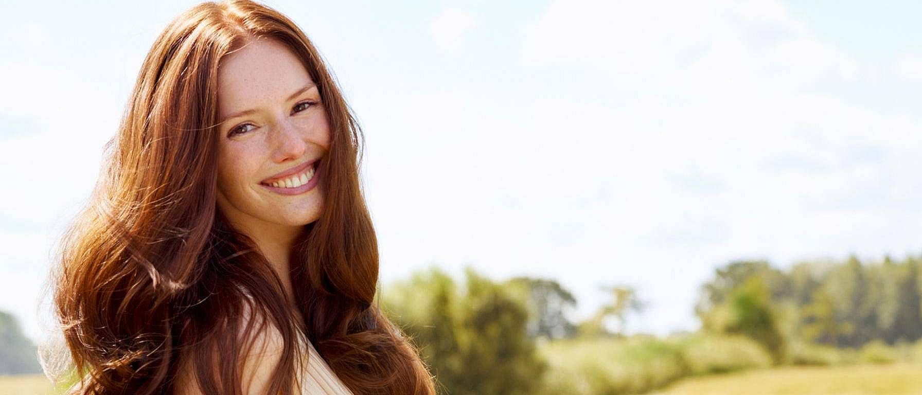 chica sonriendo en la naturaleza
