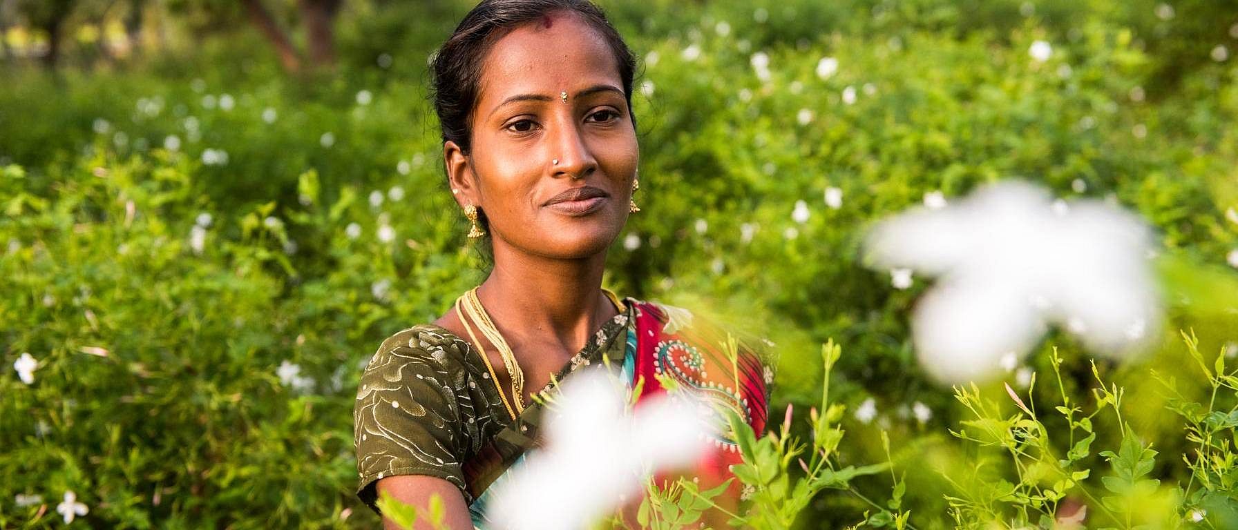 mujer india en el campo sonriendo