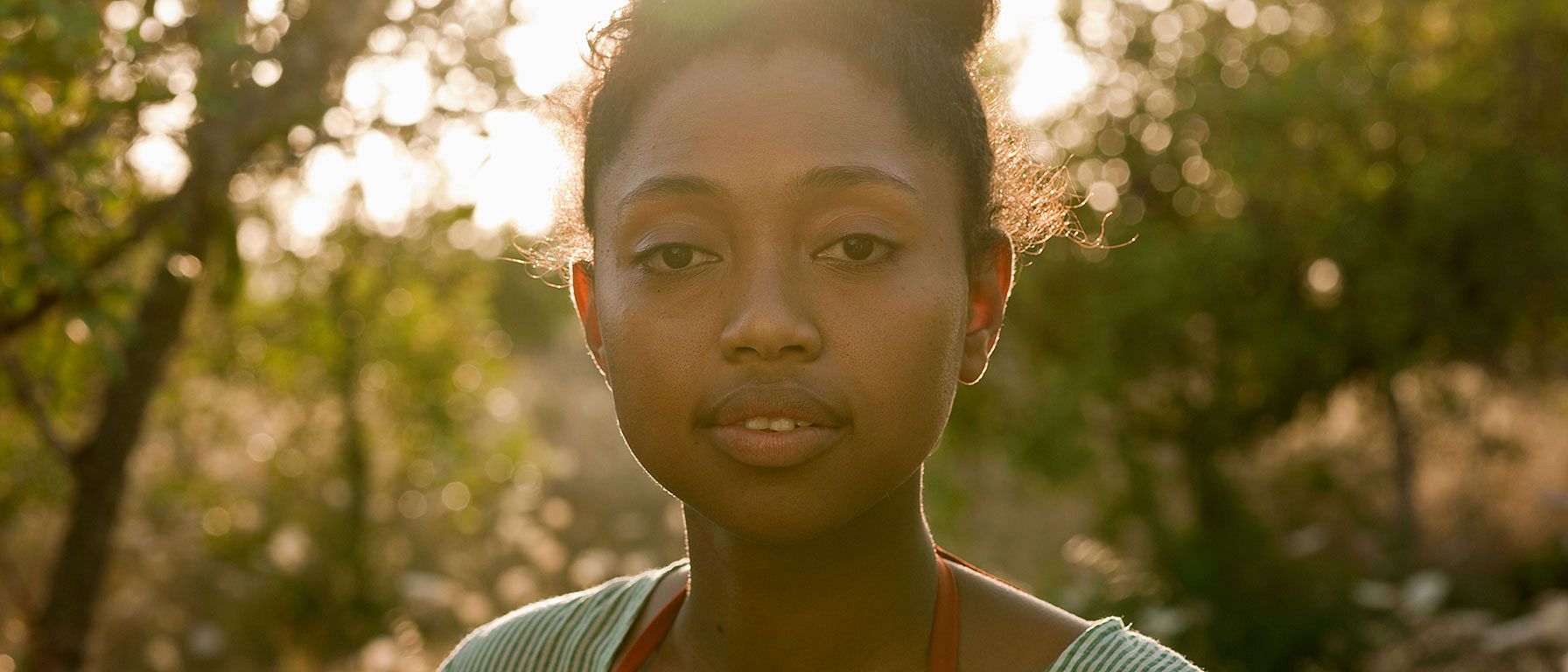 Mujer joven mirando a la cámara