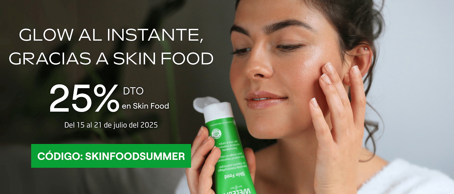 Chica con el rostro hidratado y luminoso gracias a haberse aplicado Skin Food Original