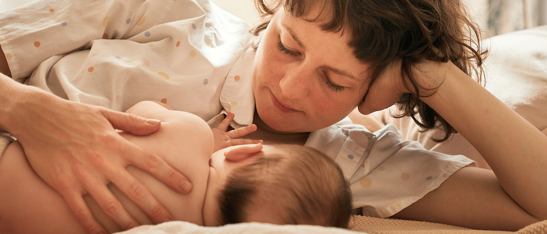 Una madre con su bebé mientras le da el pecho