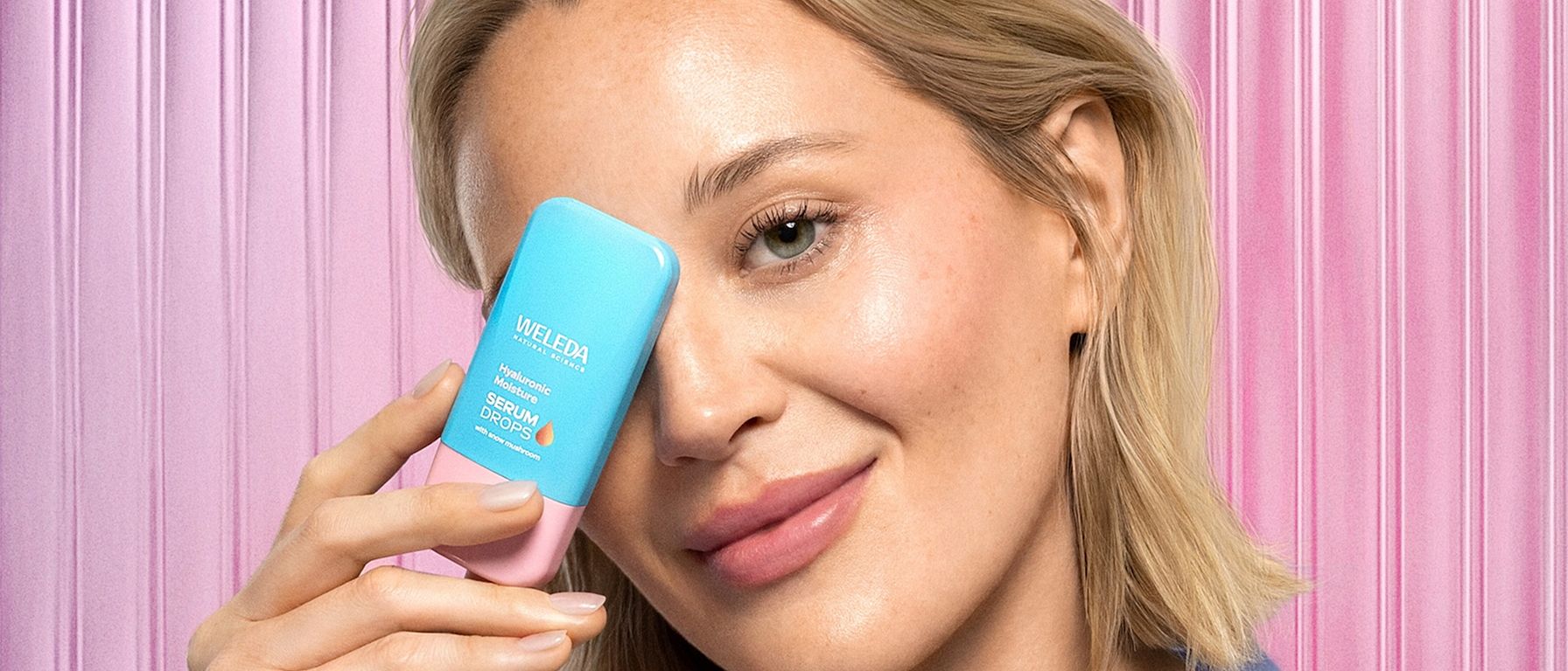 La modelo sostienen el Sérum Hidratante en frente de su cara