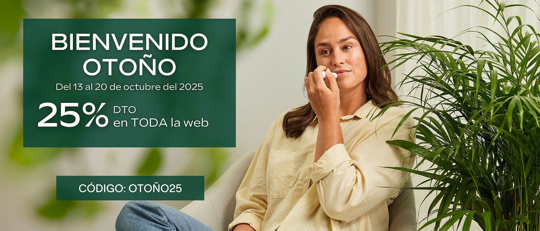 Chica aplicándose bálsamo labial junto un texto que anuncia un 25% de descuento en toda la web para dar la bienvenida al otoño