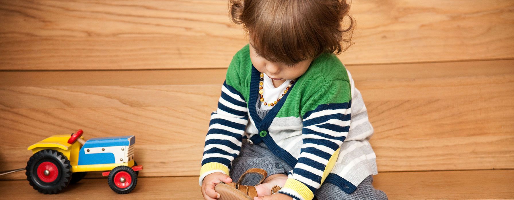 niño poniendose zapatos