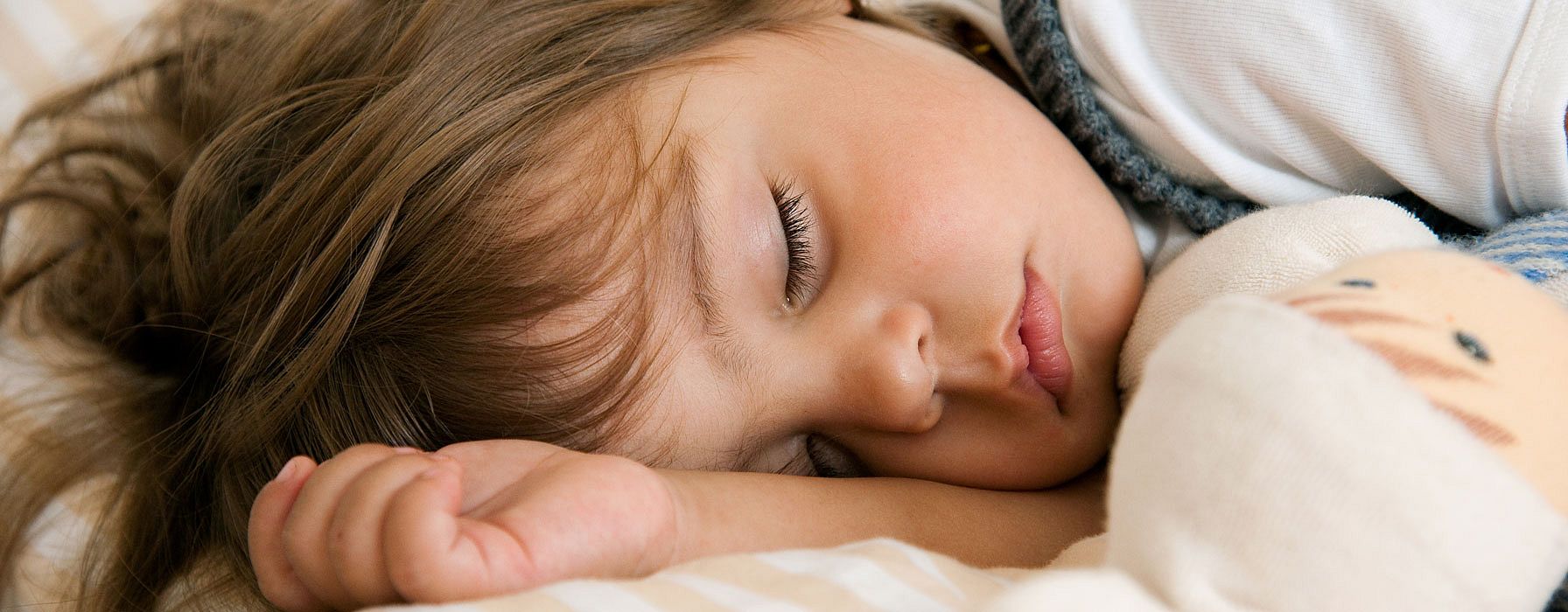 nanas niña dormida cama