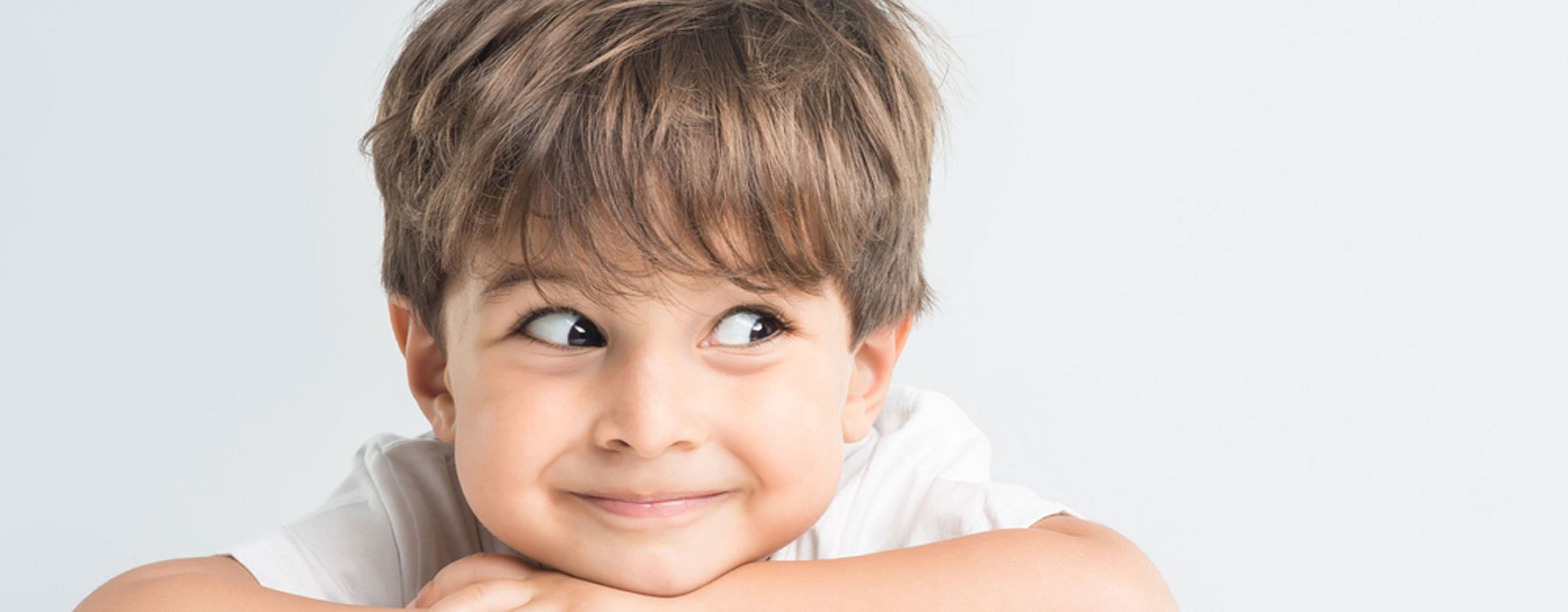 niño curiosidad