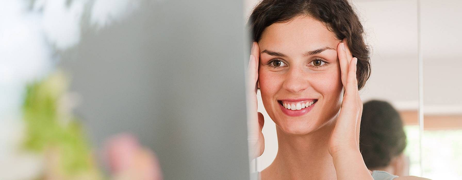 mujer haciendose un masaje facial