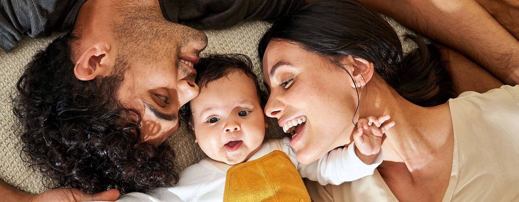 familia nueva llegada bebe