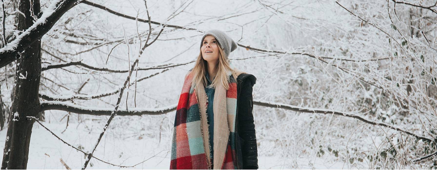 chica bosque invierno nieve
