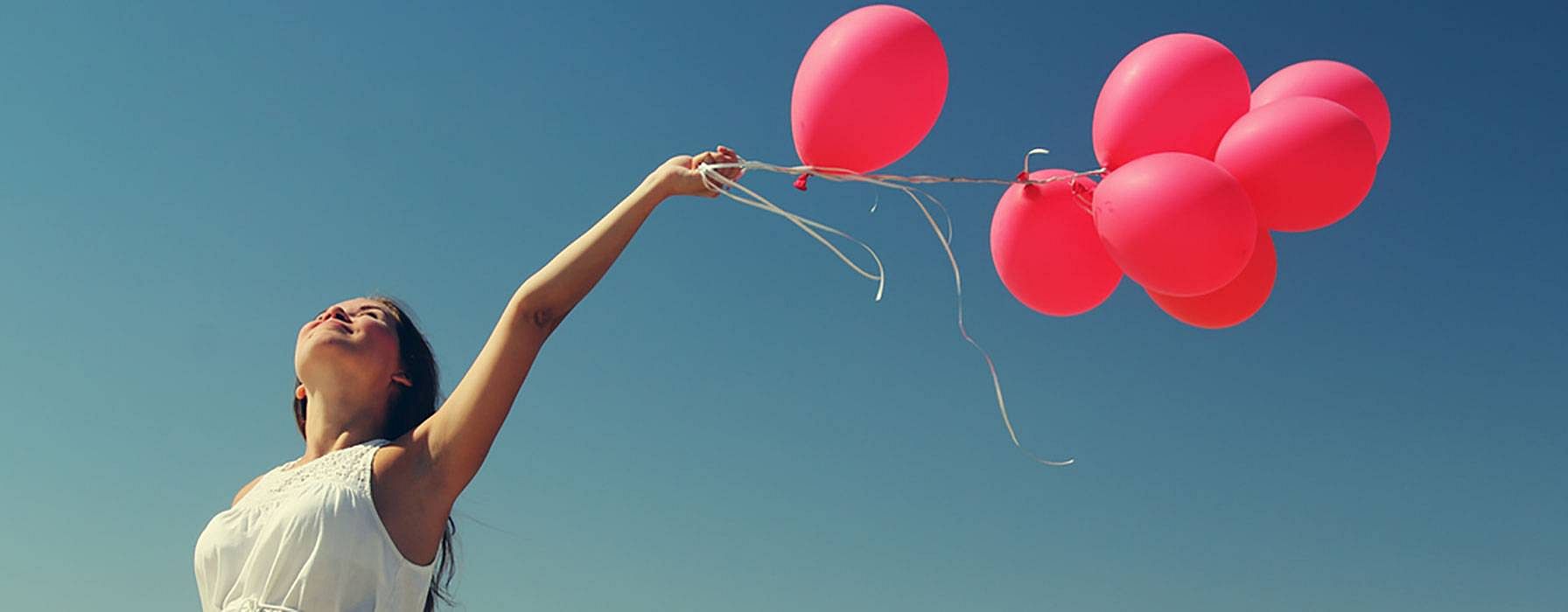 mujer embarazada globos