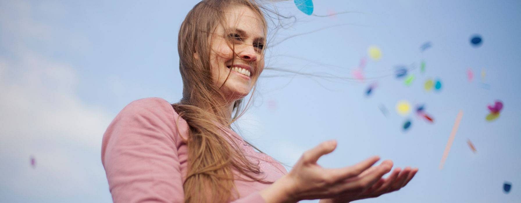 mujer sentimientos feliz
