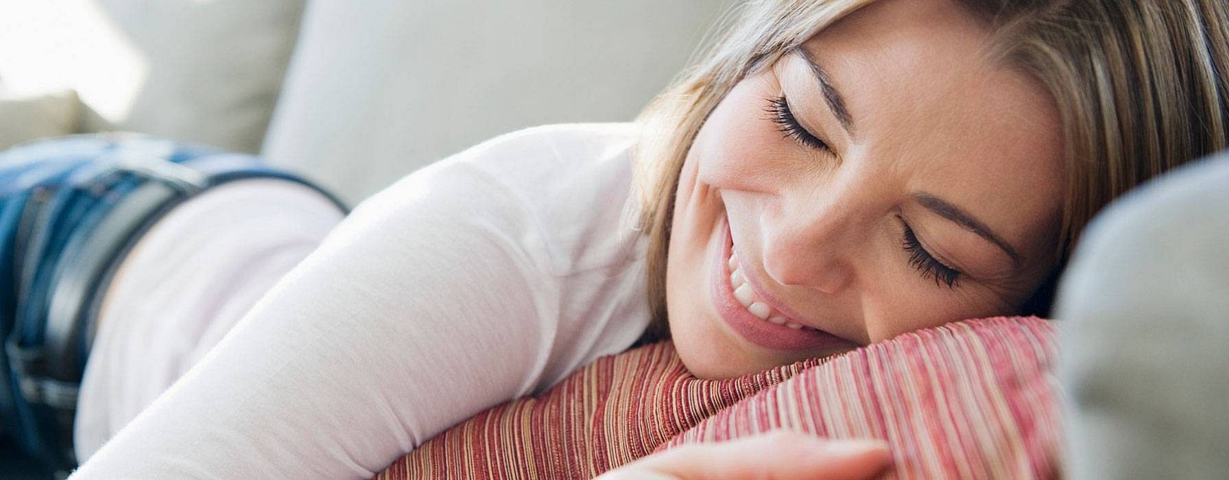 estoy embarazada mujer tumbada sofa