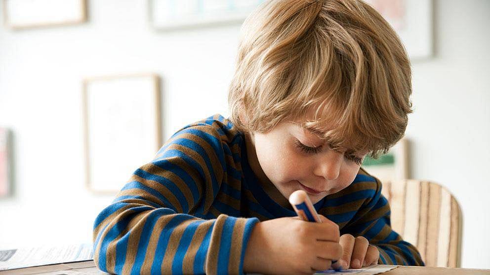 niño pintando