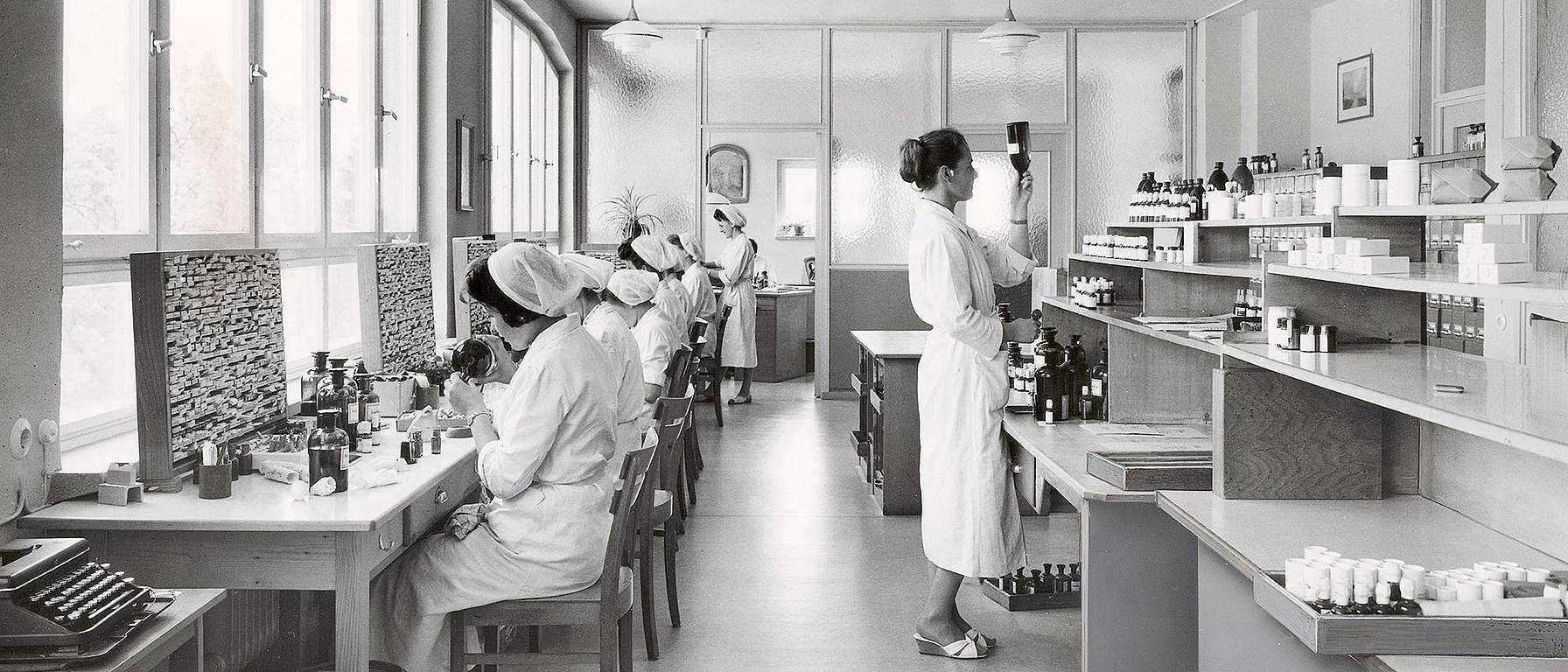 Fotografía en blanco y negro de mujeres en el laboratorio.