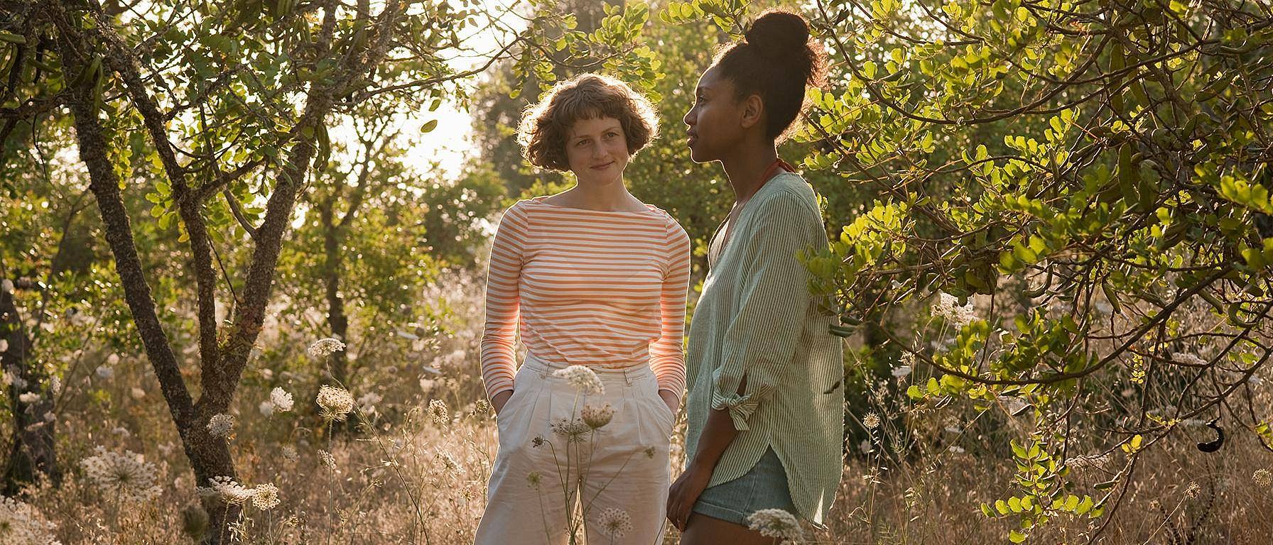 dos mujeres en el bosque