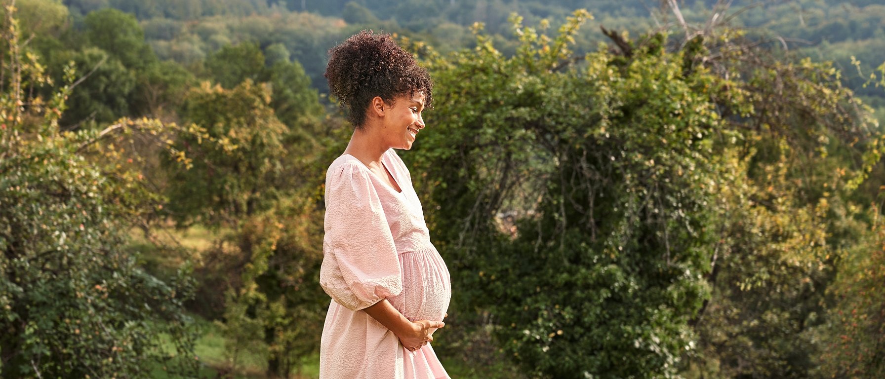 mujer embarazada en el jardín