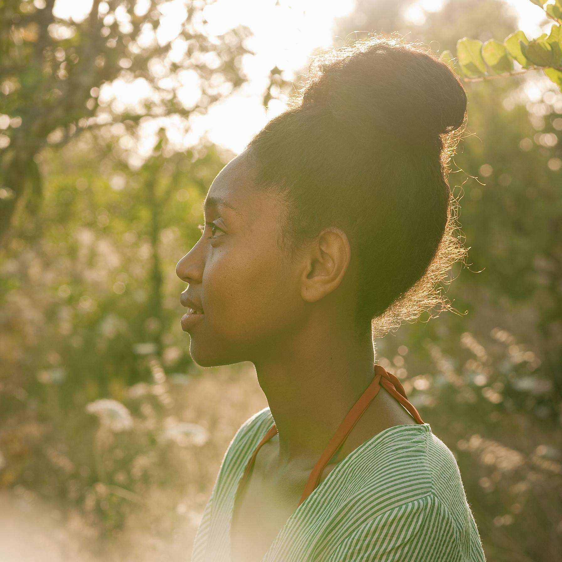 Cara de una mujer en la naturaleza