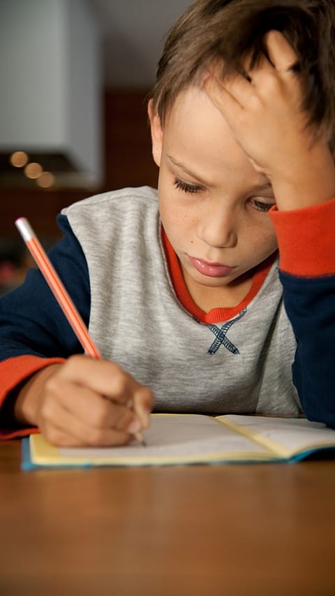 niño dibujando