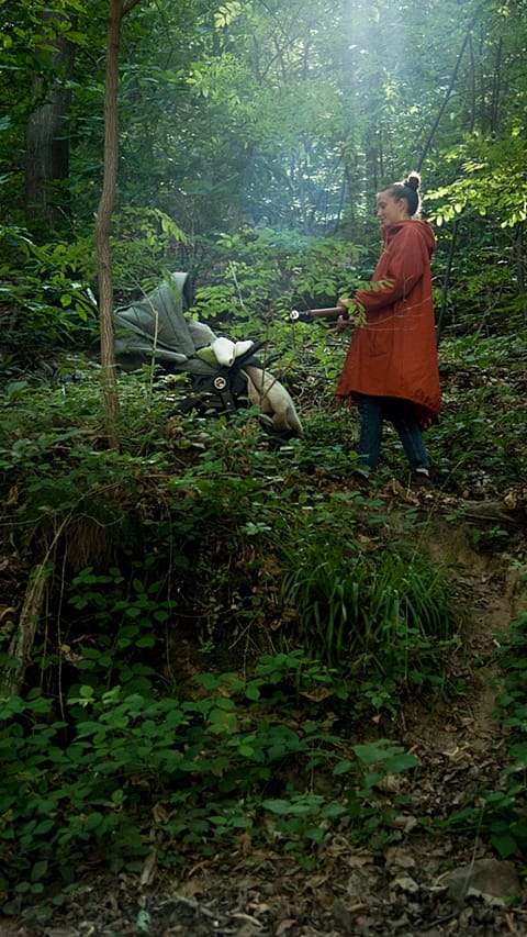 paseo mamá y bebé bosque