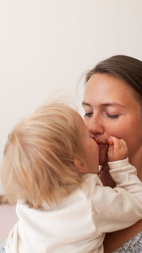 bebé beso mamá