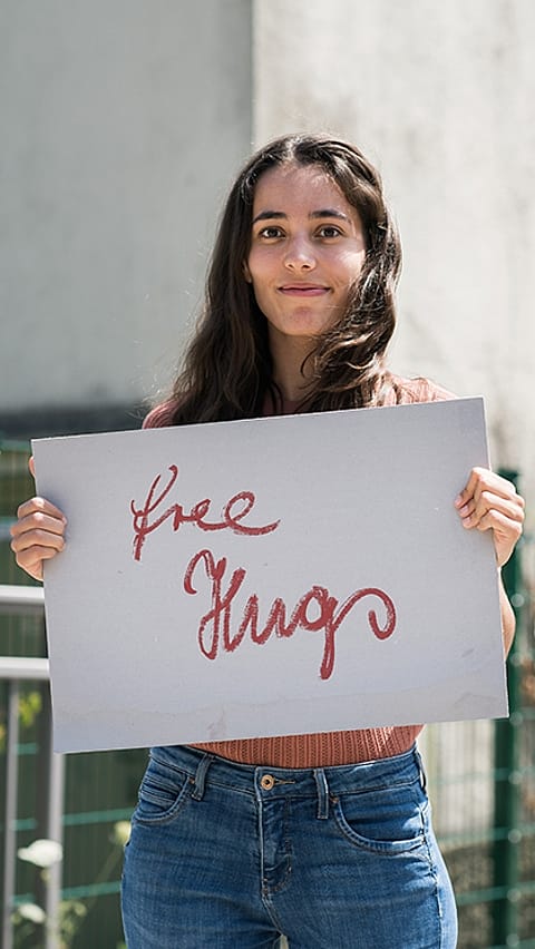 mujer con cartel