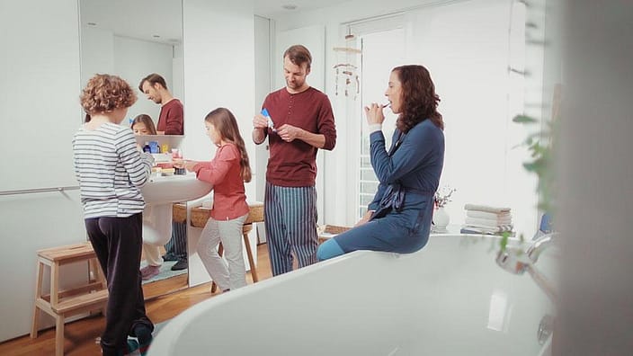 familia en el baño lavandose los dientes