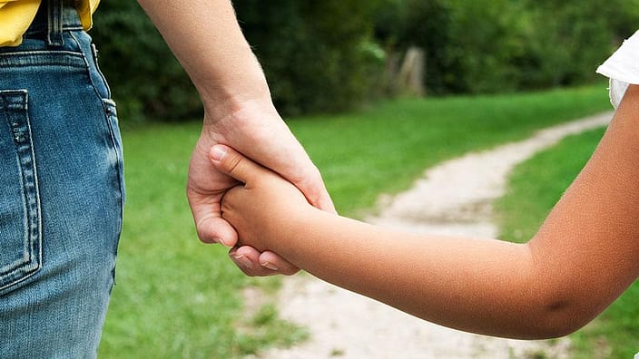 dar la mano paseo naturaleza