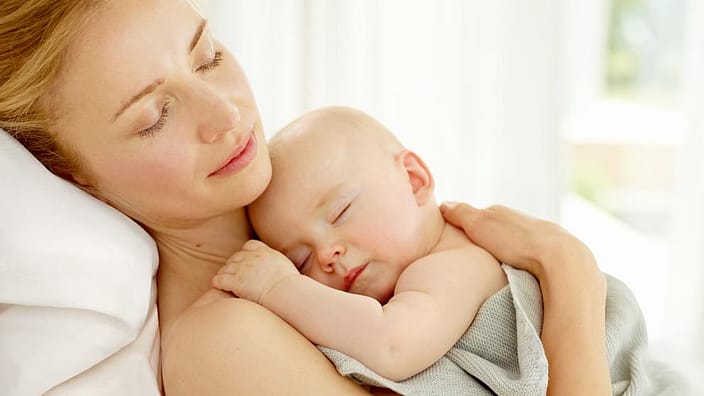 mujer con bebe en brazos