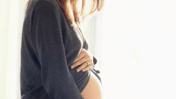 mujer embarazada acariciándose el vientre