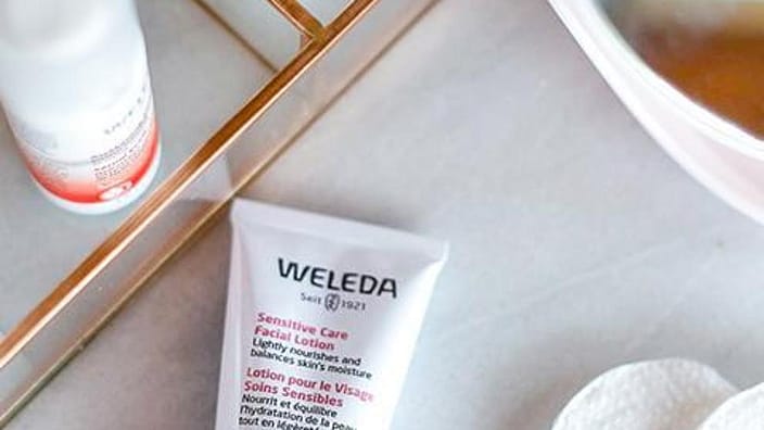 crema hidratante de Weleda en un tocador junto a otros productos de cuidado facial