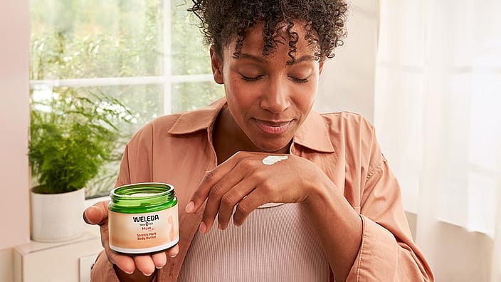 mujer oliendo el aroma del balsamo de estrias