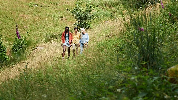 mujeres caminando por el campo