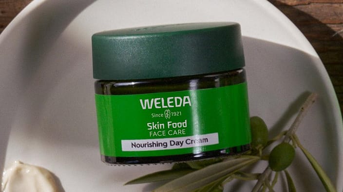 crema de día de skin food sobre un plato con ingredientes como el olivo