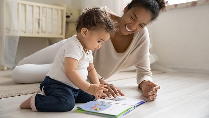 niño leer libro
