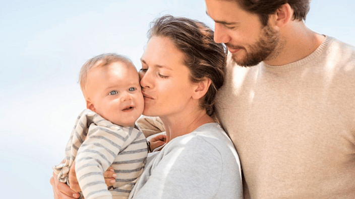 padres con bebe en brazos