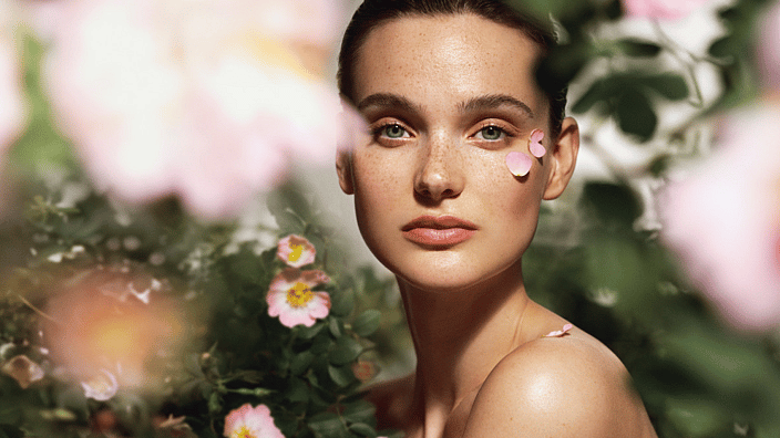 rostro de mujer con flores de rosa mosqueta