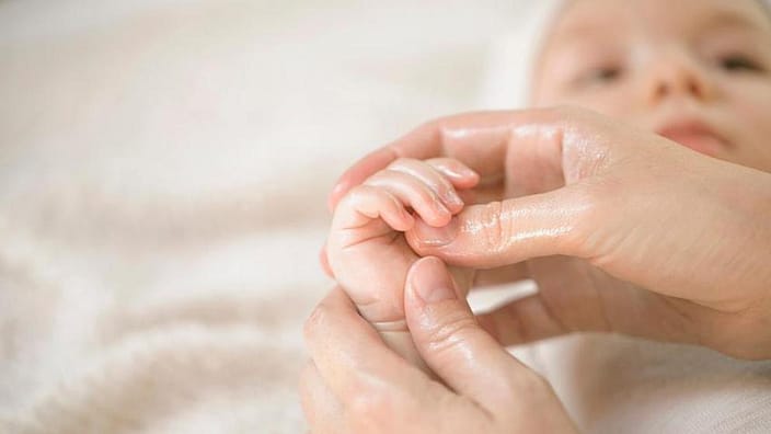 masaje manos bebe