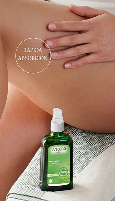 mujer aplicandose aceite de abedul