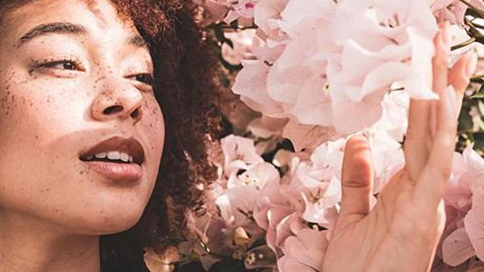 mujer mirando flores