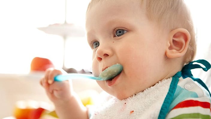 bebe cuchara comiendo
