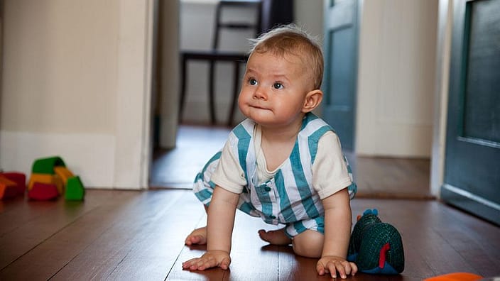 bebe en casa