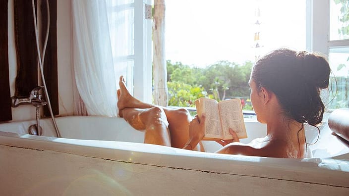 mujer bañera ritual autocuidado