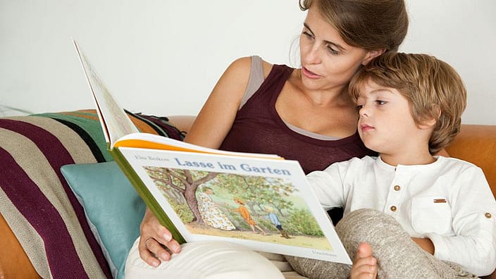 madre niño leyendo libro