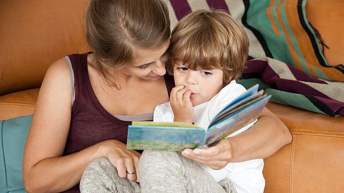 madre e hijo leyendo libro