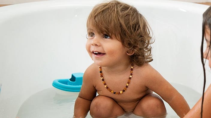 niño baño bebe