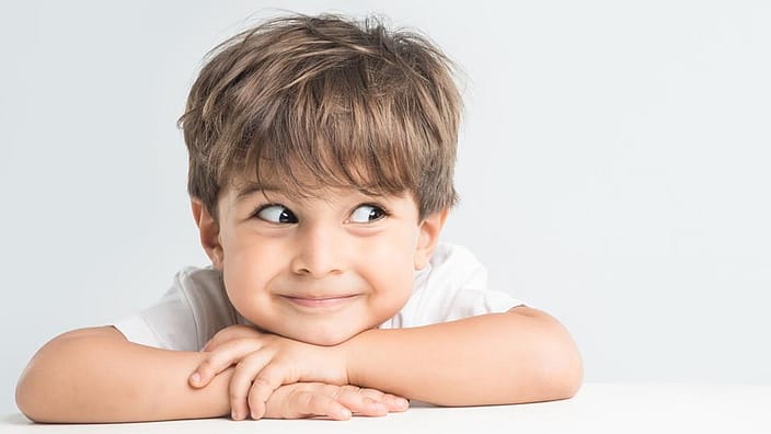 niño curiosidad